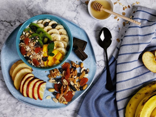Zoats kannst du zum Beispiel mit Nüssen, Früchten oder Granola verzieren.