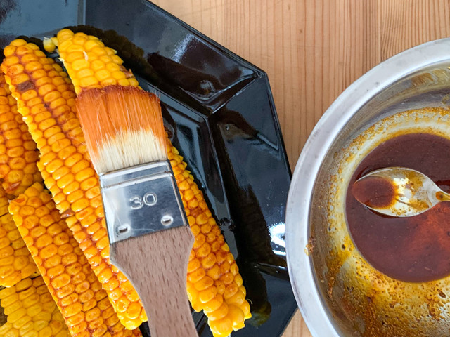 Bestreiche die Corn Ribs mit ordentlich Marinade deiner Wahl.