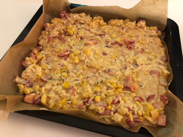 Achte darauf, dass der Teig gleichmäßig auf dem Blech verteilt ist.