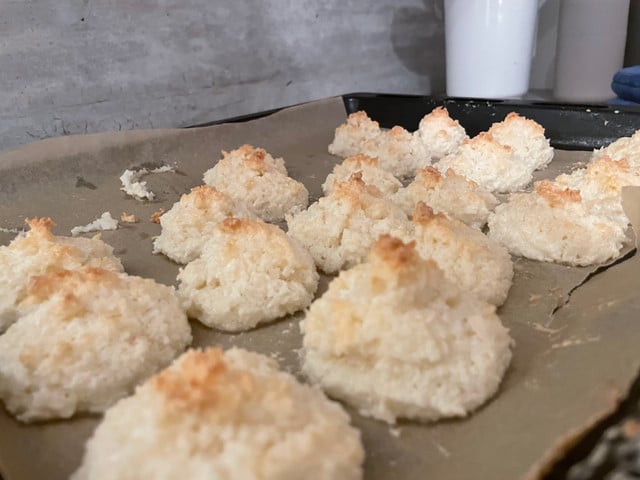Die veganen Kokosmakronen sind fertig, wenn die Spitzen braun geworden sind.
