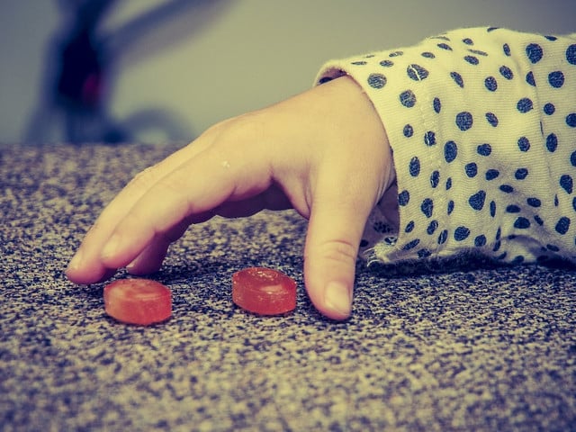 Salbei-Bonbons selber machen: Grundrezept mit sechs Zutaten Für selbstgemachte Salbei-Bonbons brauchst du nur vier Zutaten.