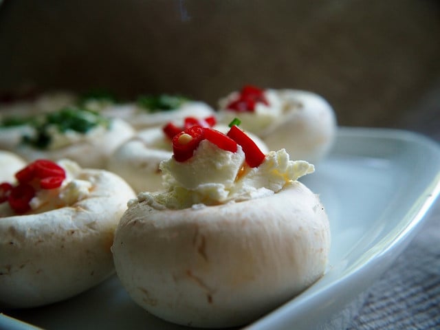 Champignons grillen: dieses Gemüse passt dazu Gegrillte Champignons sind ein Klassiker im Sommer.