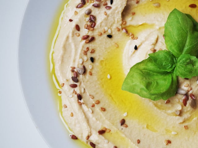 Der Ofenknoblauch schmeckt toll in Hummus.