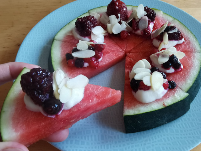 Zubereitungsideen für deine Wassermelonen-Pizza Variiere das Topping deiner Wassermelonen-Pizza, indem du unterschiedliche Früchte verwendest.
