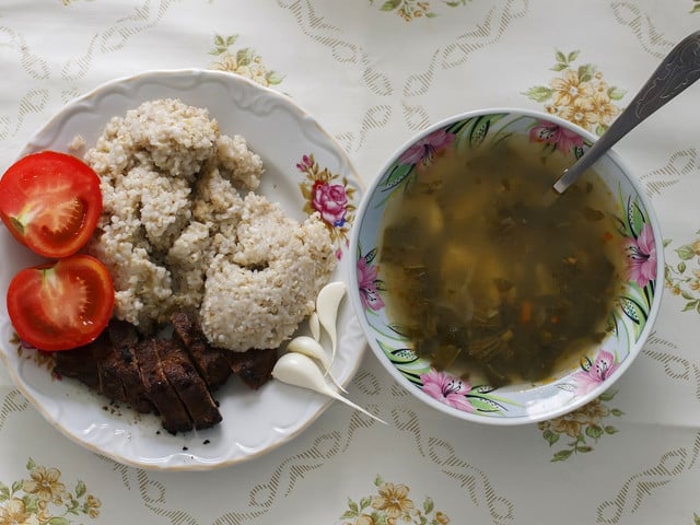 Herzhafter Haferschleim ist eine tolle Beilage zu Suppe oder Gemüse.