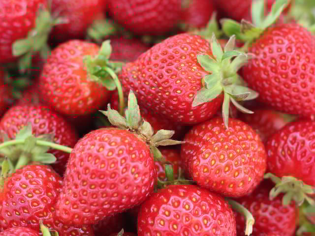 Veganes Erdbeereis mit Kokosmilch: So geht’s Erdbeeren sind reich an Vitamin C.