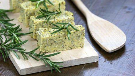 Kräuterpolenta: Rezept mit mediterranem Flair
