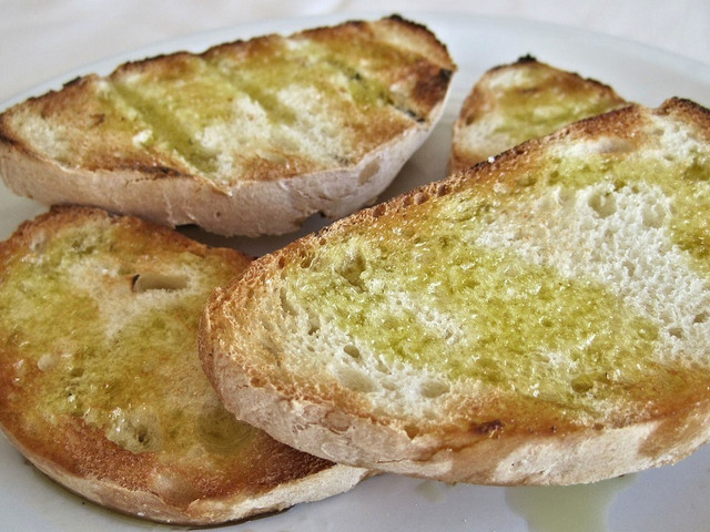 Gegrilltes Brot mit Bärlauchöl.