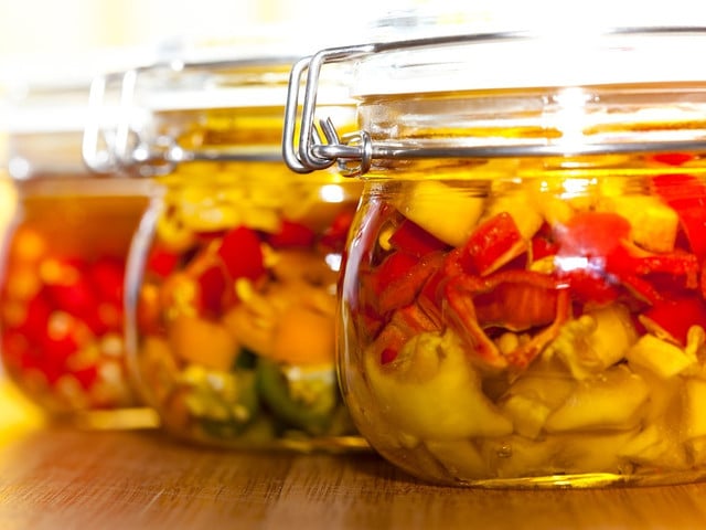 Du kannst das Confit auch aus Paprika oder Zwiebeln zubereiten.
