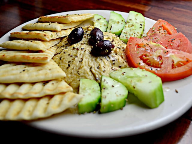 Hummus aus weißen Bohnen passt gut zu Fladenbrot und Gemüse.