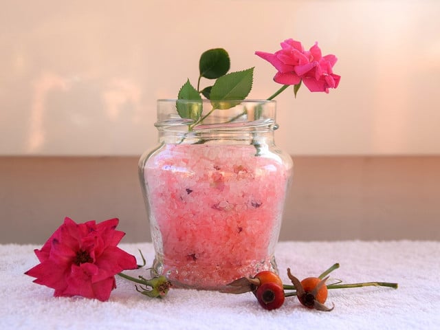 Blütensalz mit Rosenblüten kann deine Speisen verfeinern.