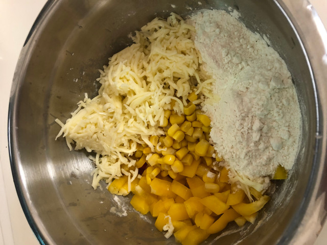 Alle Zutaten kommen zusammen in die Schüssel.