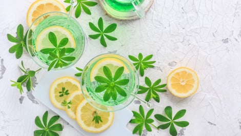 Maibowle selber machen: Klassisches Rezept mit Waldmeister