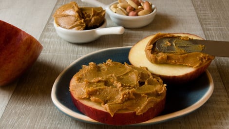 Apfel mit Erdnussbutter: Super schnelles Snackrezept