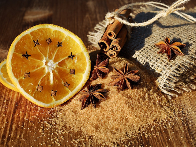 So bereitest du die Zimtwaffeln zu Zimt und Orangenschale verleihen jedem Gebäck ein bisschen Weihnachtsmagie.