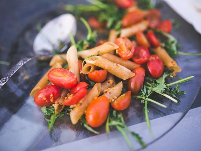 Achte bei den Zutaten für den mediterranen Nudelsalat auf Regionalität, Saisonalität und Bio-Qualität.