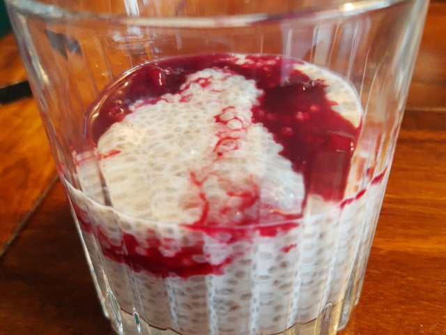 Chia-Masse und Beeren wechseln sich Schicht für Schicht ab.