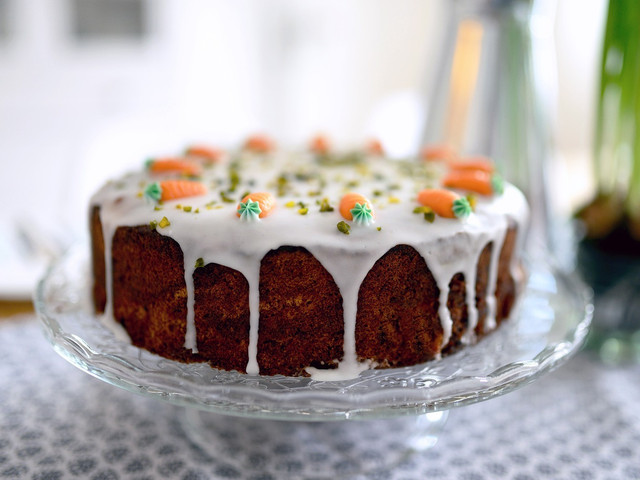 Einen Karottenkuchen kannst du nachmittags als Snack oder als Oster-Dessert servieren.