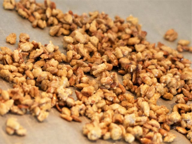 Verteile die gebrannten Sonnenblumenkerne auf einem Backpapier.