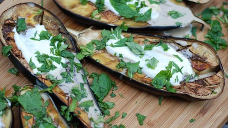 Gebackene Aubergine: Rezept mit Joghurt