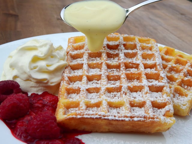 Haferflocken-Waffeln abwandeln und servieren: Das passt dazu Besonders lecker: Waffeln mit Fruchtmus und cremiger Vanillesoße.