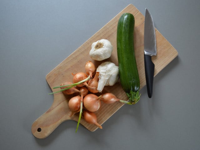 Mit diesem einfachen Rezept bereitest du in wenigen Minuten leckere Zucchini-Bällchen zu.