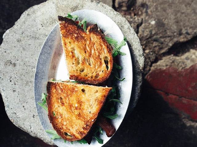Mit geröstetem Brot wird dein Tofu-Sandwich besonders lecker.