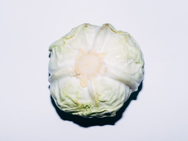 Cabbage Boil: Würziger Kohl aus dem Ofen Beim Vorbereiten von Cabbage Boil schneidest du den Strunk aus dem Kohl heraus, sodass eine Mulde entsteht.
