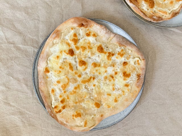 So bereitest du vegane Pizza Bianca zu Pizza Bianca kannst du ganz leicht vegan zubereiten.
