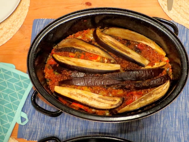 Mualle schmort lange im Ofen oder auf dem Herd. Dadurch werden die Auberginen schön weich.