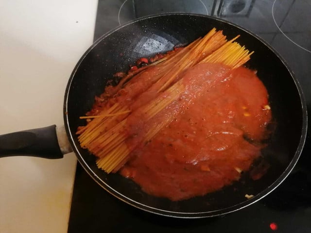 Die Nudeln saugen die passierten Tomaten schnell auf.