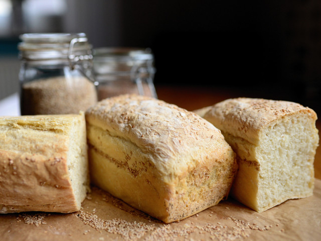 Gefülltes Brot: Rezept mit sieben Zutaten Du kannst auch ein Kastenbrot zum Befüllen verwenden.