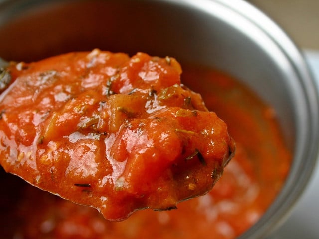 Die Tomatensauce für deine griechischen Bohnen kannst du im Sommer auch aus frischen Tomaten herstellen.