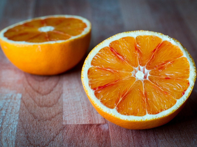 Verwende für die Orangenmuffins Früchte aus Bio-Anbau.