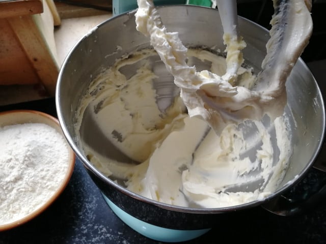 Die Butter-Zucker-Masse sollte locker und luftig sein. 
