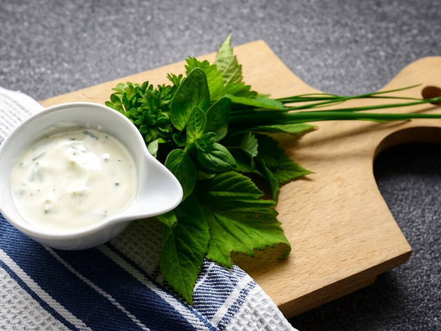 Zu den Hirsebällchen kannst du zum Beispiel einen selbstgemachten Joghurt-Dip reichen.