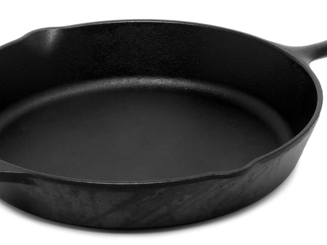 Frittierter Salbei: Knusprige Vorspeise Benutze zum Frittieren von Salbei eine tiefe Pfanne oder einen Topf.