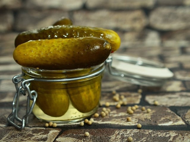 Soljanka: Veganes Rezept mit Räuchertofu Gewürzgurken sind eine typische Zutat in Soljanka.
