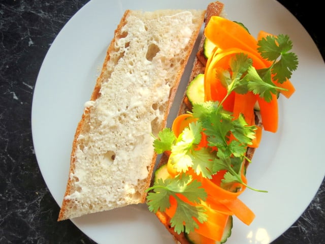 Frischer Koriander darf auf dem veganen Bánh Mì nicht fehlen.