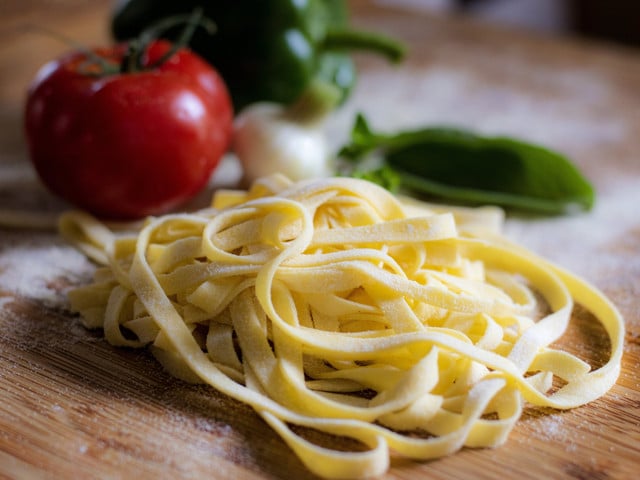 Pesto alla calabrese kannst du zum Beispiel zu Tagliatelle servieren, aber auch zu allen anderen Nudelsorten deiner Wahl.