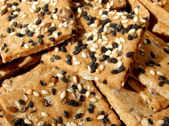 Saaten-Cracker schmecken auch gut mit Sesam und Schwarzkümmel.