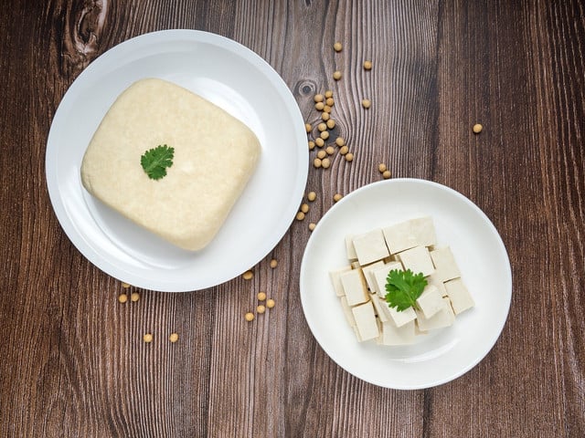 Verwende für den Tofu-Teig am besten Naturtofu. 
