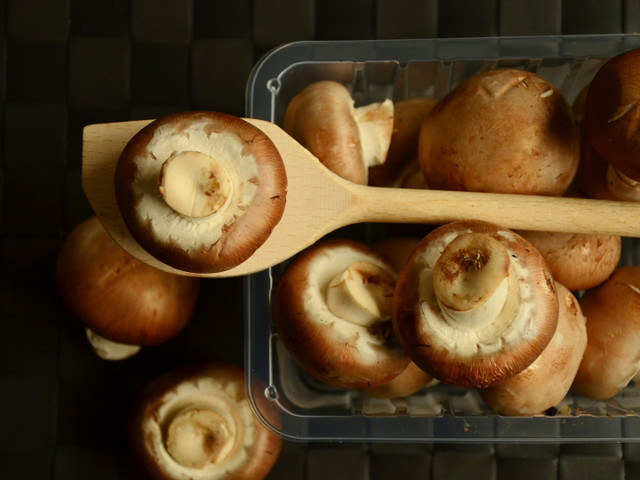 Statt mit Paprika kannst du die Rührei-Muffins auch mit Pilzen verfeinern.