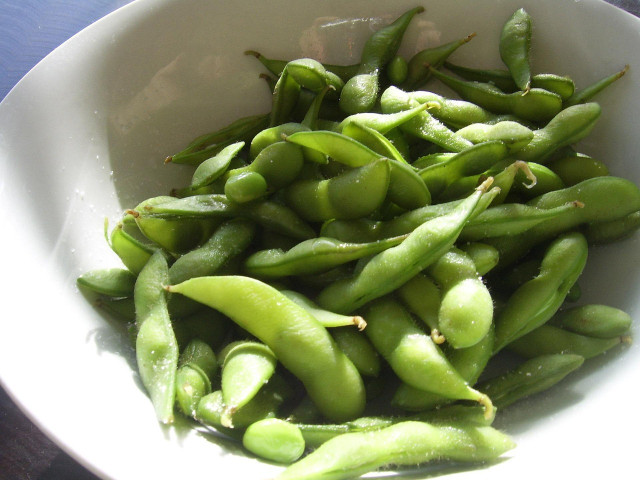 Verwendest du für deinen Edamame-Hummus ungeschälte Bohnen, solltest du mehr Zeit einplanen.