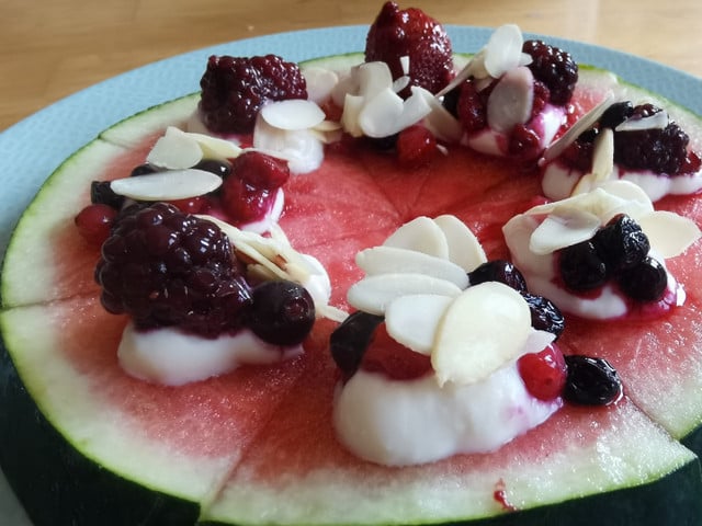 Wassermelonen-Pizza: Das Rezept Serviere die Wassermelonen-Pizza an heißen Sommertagen als Erfrischung.
