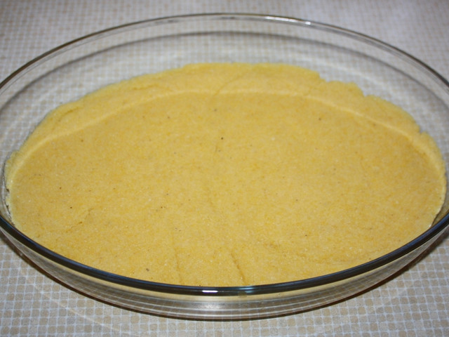 Streiche die Polentamasse glatt.