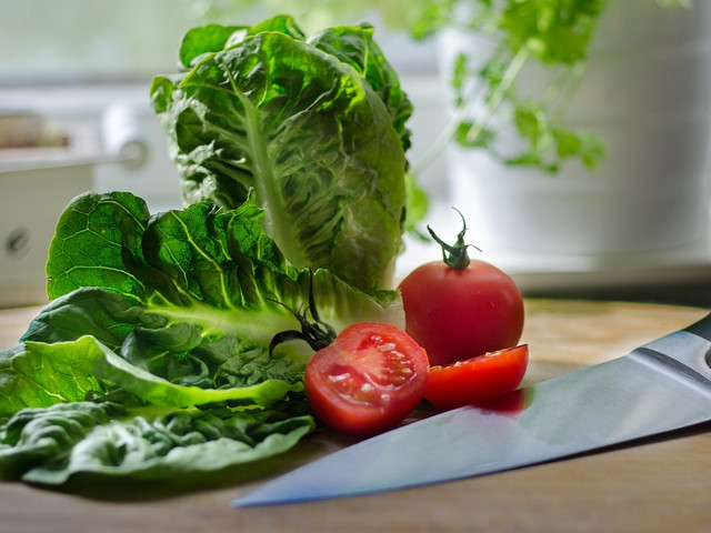 Tomaten und Salat gehören sowohl beim BLT- als auch beim TLT-Sandwich zum Grundbelag.