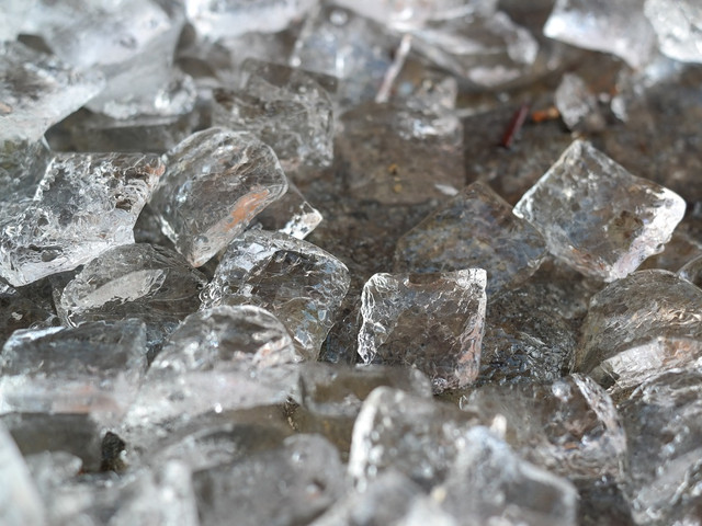 Mach aus Eiswürfeln einfach selbst Crushed Ice. 