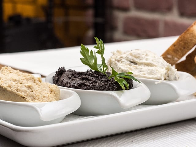 Vegetarische Dips zum Grillen Viele Dips zum Grillen kannst du mit nur wenigen Zutaten schnell und einfach selbst herstellen.