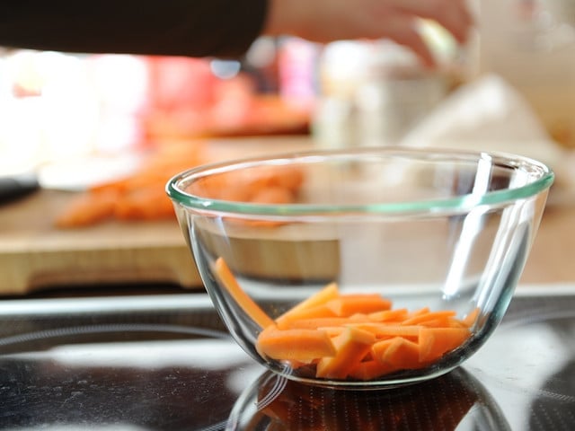 Karotten-Hummus: Rezept für den cremigen Aufstrich Geraspelte oder kleingeschnittene Karotten bilden die Grundlage für Karotten-Hummus.